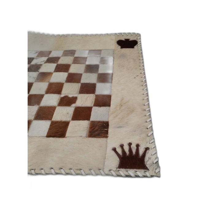 Échiquier Artisanal en Peau de Bête - Tapis de Jeu d'Échecs 61x61 cm C