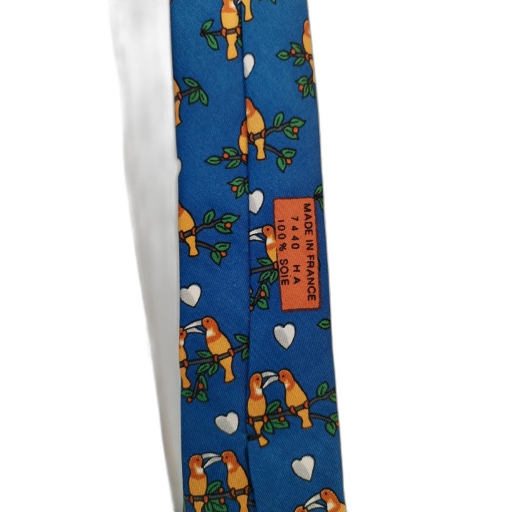 Cravate Hermès Paris Soie Bleue Motif Toucans & Cœurs - Excellent État