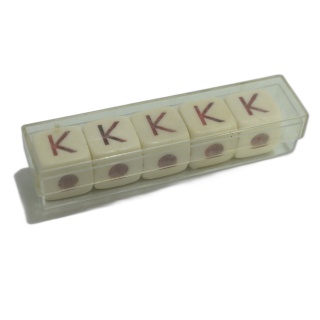 Lot 5 Dés Classiques D6 Ivoire Points Noirs et Rouges 17mm - Boîte Pla
