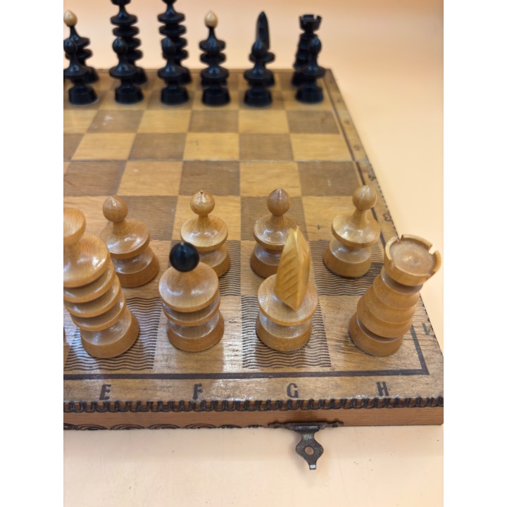 Jeu d'Échecs Bois Vintage - Plateau Pliable et Pièces Tournées