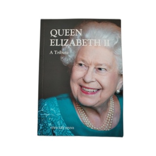 Queen Elizabeth II A Tribute - Stewart Binns - Livre Biographie Illust