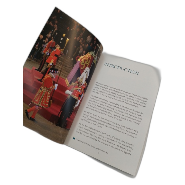 Queen Elizabeth II A Tribute - Stewart Binns - Livre Biographie Illust