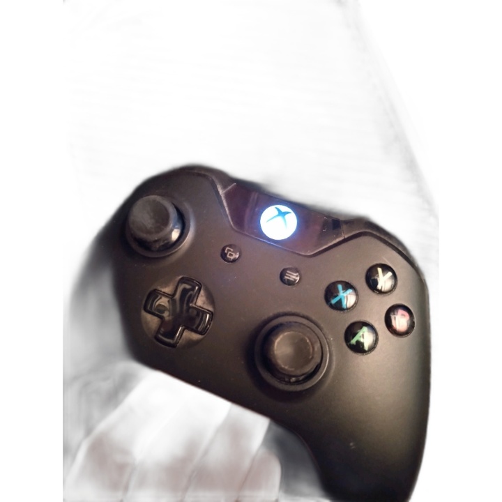 Xbox One Microsoft 500 Go Noire - Console + Manette + FIFA 22 + Câbles